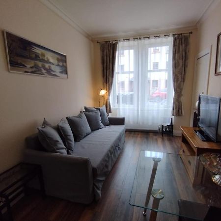 2 Bedrooms Flat Central Edinburgh, Sleeps 6, In The Shadow Of Holyrood Park And Arthur'S Seat With Free Parking, Two Bed Rooms מראה חיצוני תמונה