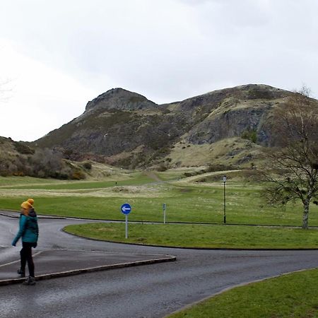 2 Bedrooms Flat Central Edinburgh, Sleeps 6, In The Shadow Of Holyrood Park And Arthur'S Seat With Free Parking, Two Bed Rooms מראה חיצוני תמונה