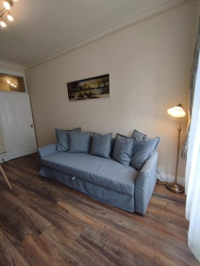 2 Bedrooms Flat Central Edinburgh, Sleeps 6, In The Shadow Of Holyrood Park And Arthur'S Seat With Free Parking, Two Bed Rooms מראה חיצוני תמונה