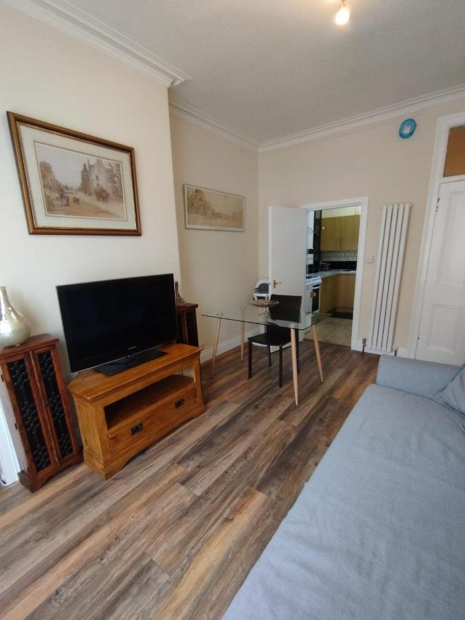 2 Bedrooms Flat Central Edinburgh, Sleeps 6, In The Shadow Of Holyrood Park And Arthur'S Seat With Free Parking, Two Bed Rooms מראה חיצוני תמונה