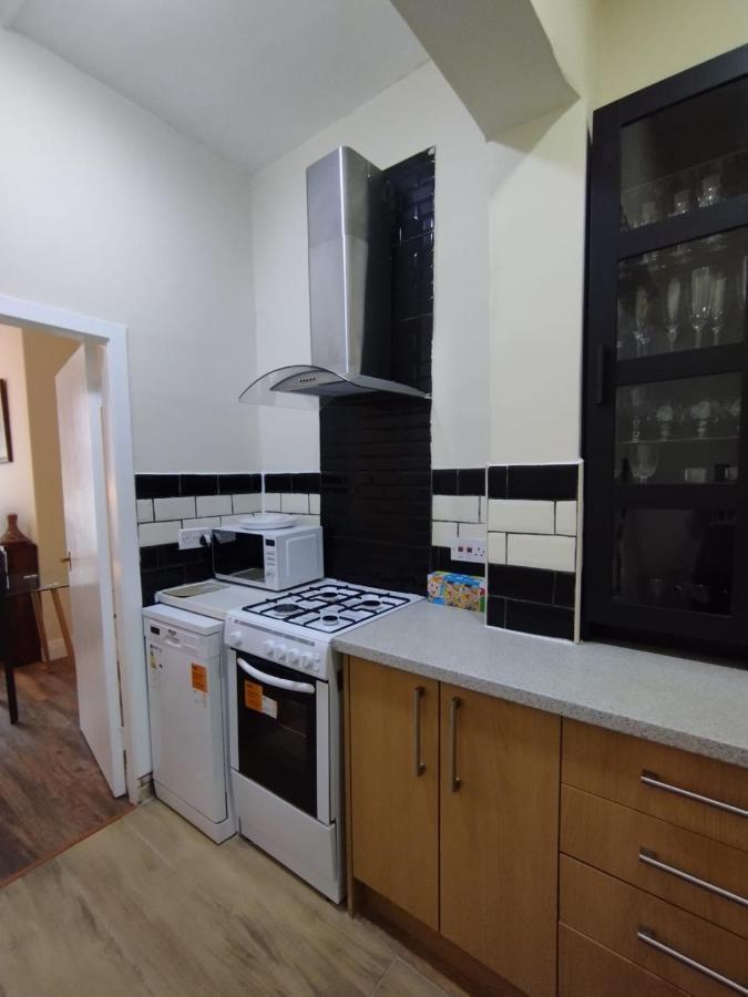 2 Bedrooms Flat Central Edinburgh, Sleeps 6, In The Shadow Of Holyrood Park And Arthur'S Seat With Free Parking, Two Bed Rooms מראה חיצוני תמונה