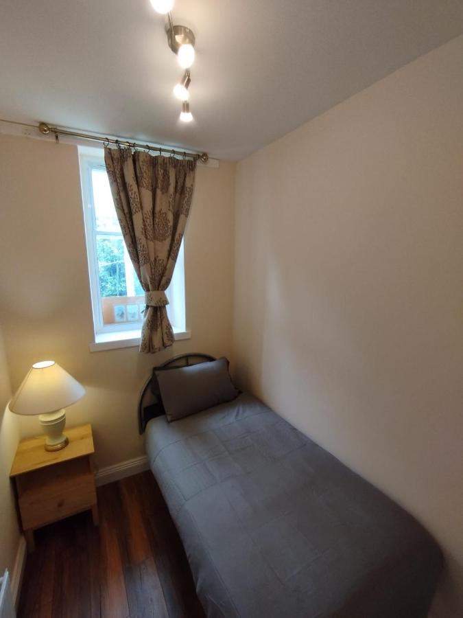 2 Bedrooms Flat Central Edinburgh, Sleeps 6, In The Shadow Of Holyrood Park And Arthur'S Seat With Free Parking, Two Bed Rooms מראה חיצוני תמונה