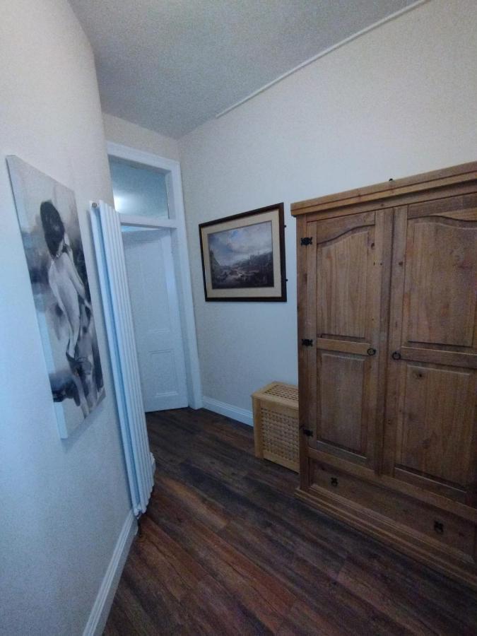 2 Bedrooms Flat Central Edinburgh, Sleeps 6, In The Shadow Of Holyrood Park And Arthur'S Seat With Free Parking, Two Bed Rooms מראה חיצוני תמונה