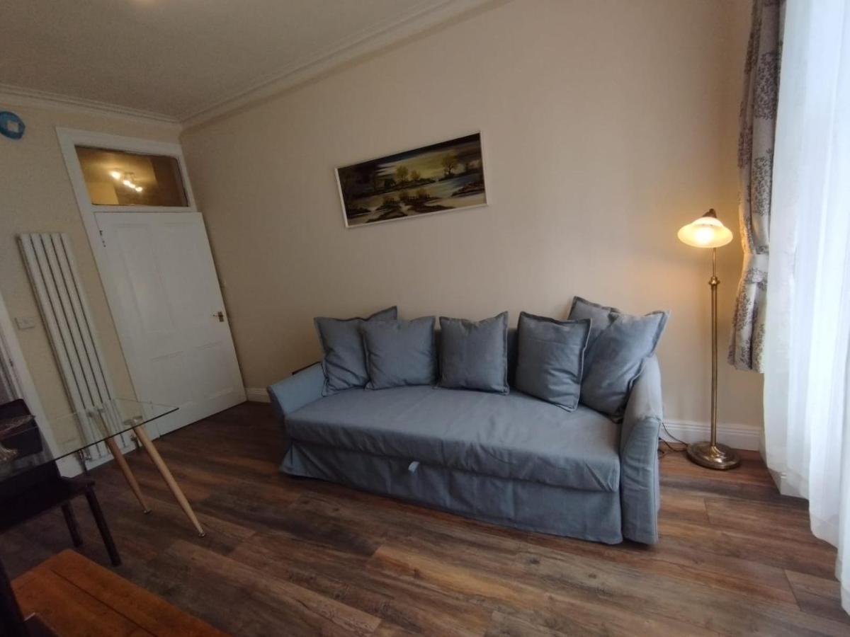 2 Bedrooms Flat Central Edinburgh, Sleeps 6, In The Shadow Of Holyrood Park And Arthur'S Seat With Free Parking, Two Bed Rooms מראה חיצוני תמונה