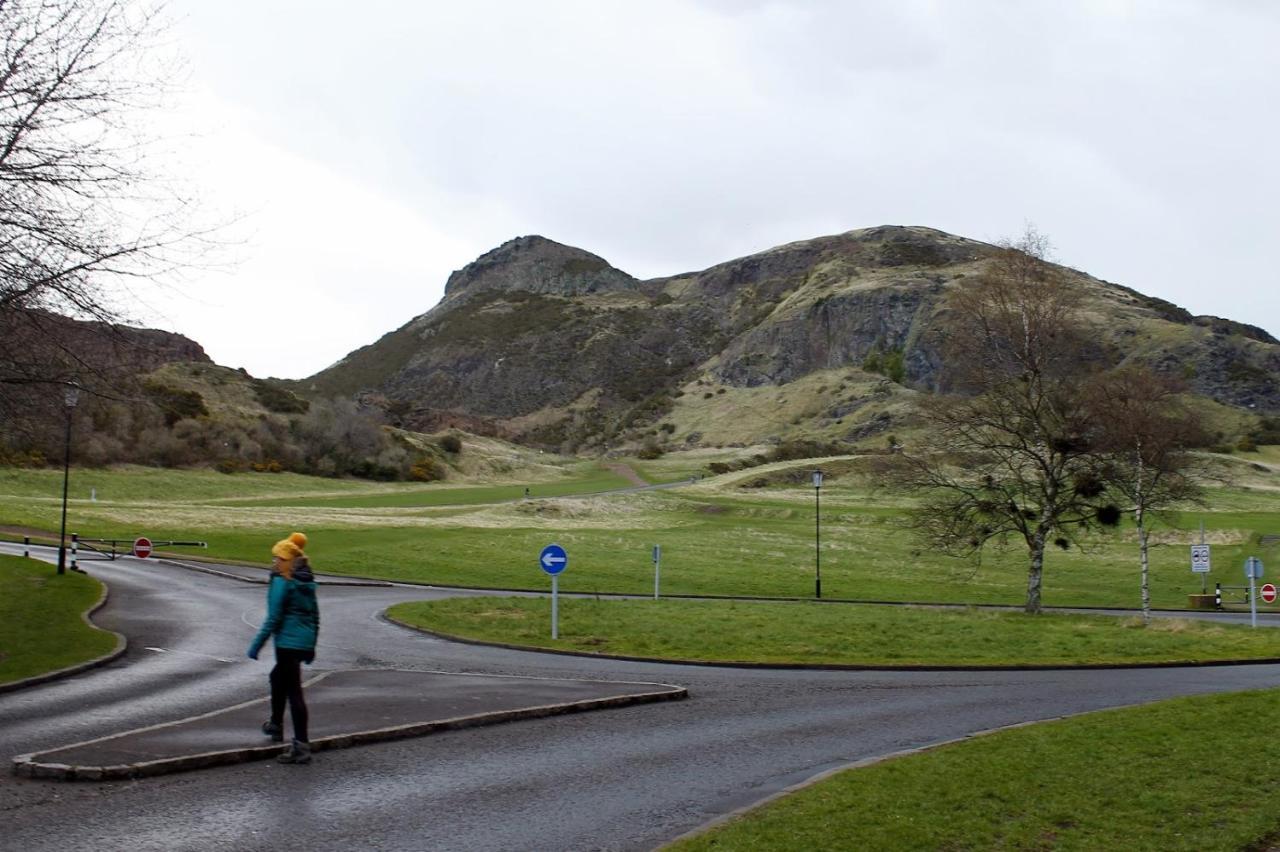 2 Bedrooms Flat Central Edinburgh, Sleeps 6, In The Shadow Of Holyrood Park And Arthur'S Seat With Free Parking, Two Bed Rooms מראה חיצוני תמונה